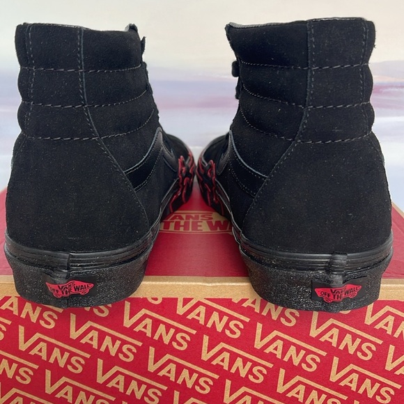Vans Men’s Sk8-Hi Flame
Suede Black/Red
VN0005UJY09
Sneakers - Picture 16 of 16